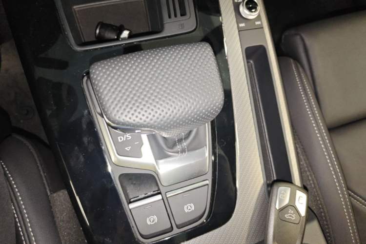Used Audi Q5L 2024 40 TFSI Fashion Dynamic Model Gear Lever