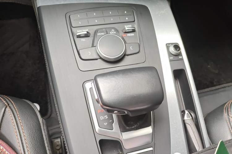 Used Audi Q5L 2024 40 TFSI Luxury Dynamic Edition Gear Lever