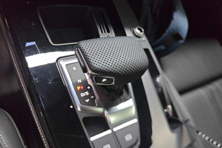 Used Audi Q5L 2024 40 TFSI Luxury Dynamic Edition Gear Lever
