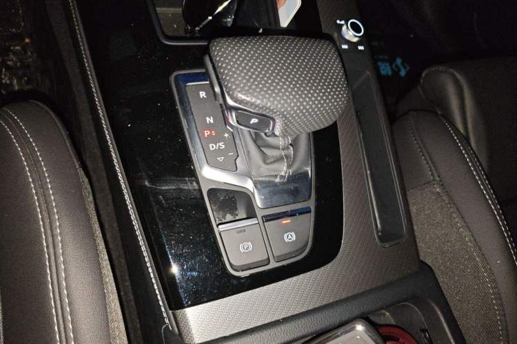 Used Audi Q5L 2024 40 TFSI Luxury Dynamic Edition Gear Lever