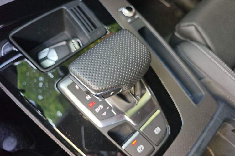 Used Audi Q5L 2024 40 TFSI Luxury Dynamic Edition Gear Lever