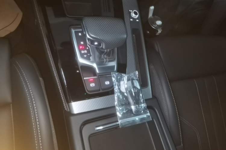 Used Audi Q5L 2024 40 TFSI Luxury Dynamic Edition Gear Lever