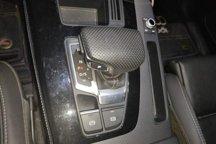Used Audi Q5L 2024 40 TFSI Luxury Dynamic Edition Gear Lever