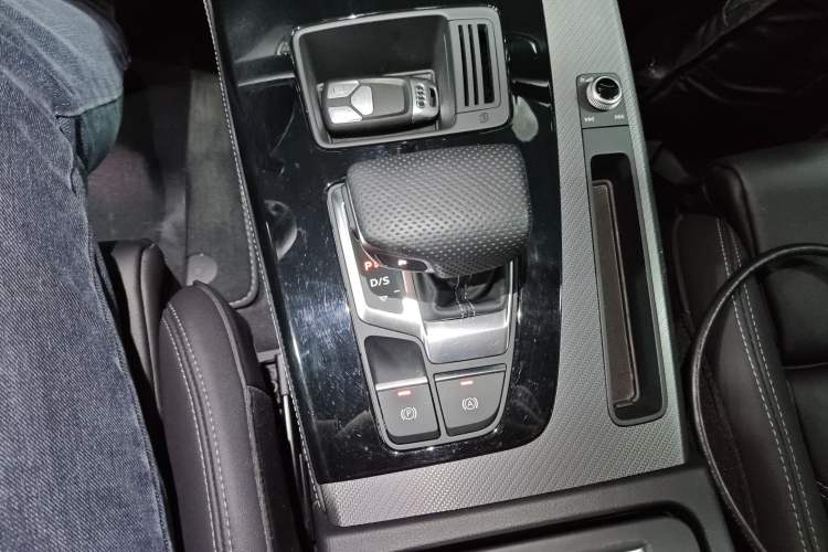 Used Audi Q5L 2024 40 TFSI Luxury Dynamic Edition Gear Lever