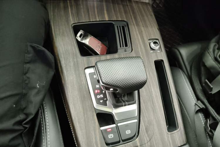 Used Audi Q5L 2024 40 TFSI Fashion Dynamic Model Gear Lever