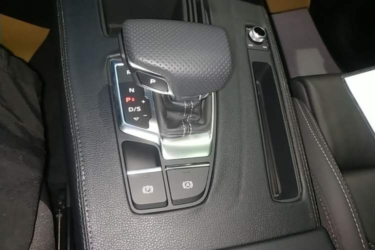 Used Audi Q5L 2024 40 TFSI Luxury Dynamic Edition Gear Lever