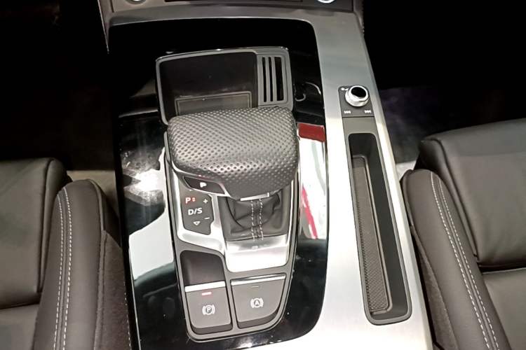 Used Audi Q5L 2024 40 TFSI Fashion Dynamic Model Gear Lever
