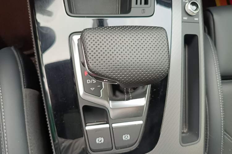 Used Audi Q5L 2024 40 TFSI Luxury Dynamic Edition Gear Lever