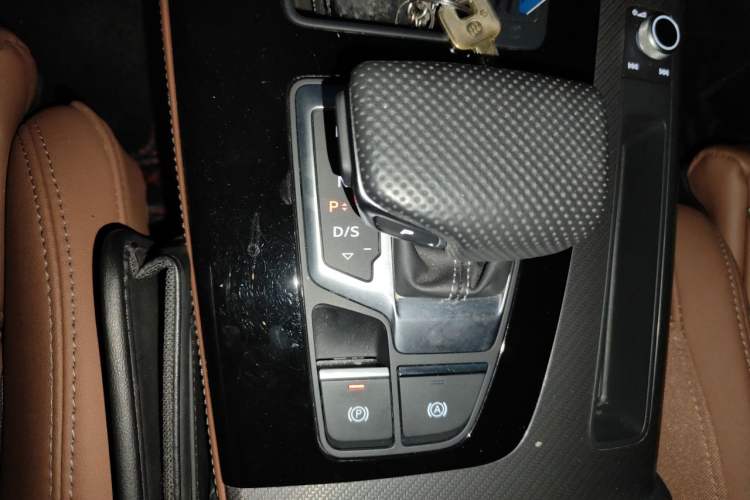 Used Audi Q5L 2024 40 TFSI Luxury Dynamic Edition Gear Lever