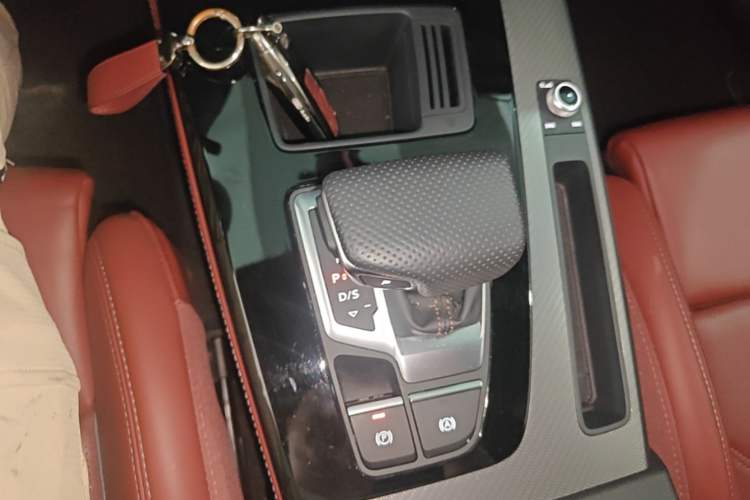 Used Audi Q5L 2024 40 TFSI Fashion Dynamic Model Gear Lever