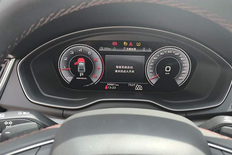 Used Audi Q5L 2024 40 TFSI Luxury Dynamic Edition Odometer Close Up
