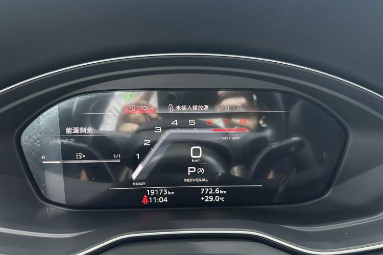 Used Audi Q5L 2024 40 TFSI Luxury Dynamic Edition Odometer Close Up