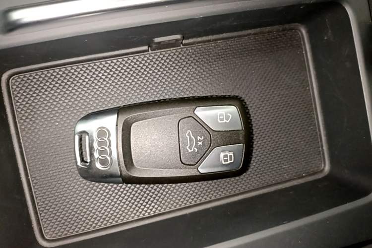 Used Audi Q5L 2024 40 TFSI Fashion Dynamic Model Vehicle Key