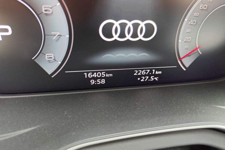 Used Audi Q5L 2024 40 TFSI Fashion Dynamic Model Odometer Close Up