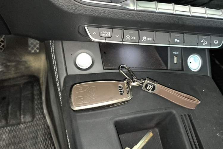 Used Audi Q5L 2024 40 TFSI Fashion Dynamic Model Vehicle Key