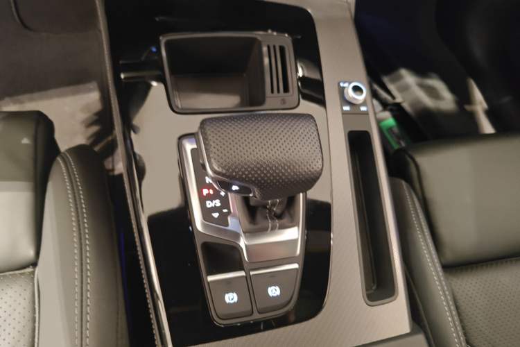 Used Audi Q5L 2024 40 TFSI Luxury Dynamic Edition Gear Lever