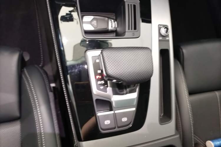 Used Audi Q5L 2024 40 TFSI Fashion Dynamic Model Gear Lever
