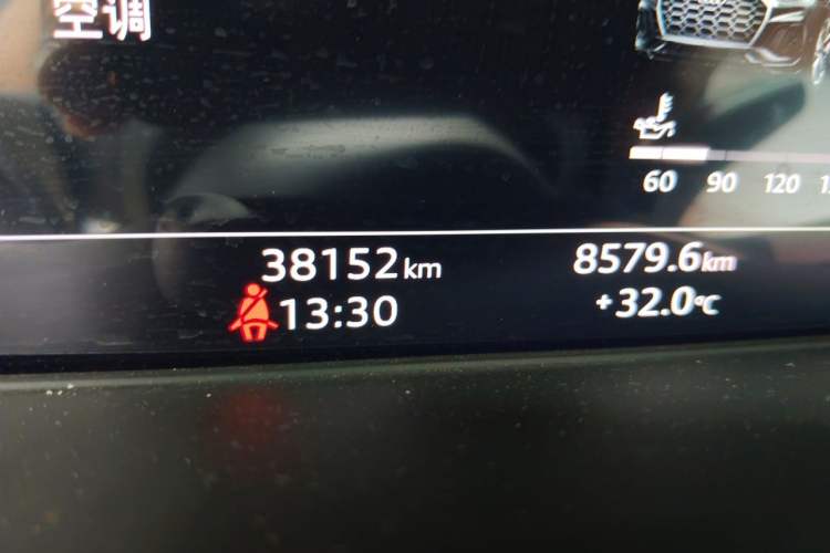 Used Audi Q5L 2024 40 TFSI Luxury Dynamic Edition Odometer Close Up