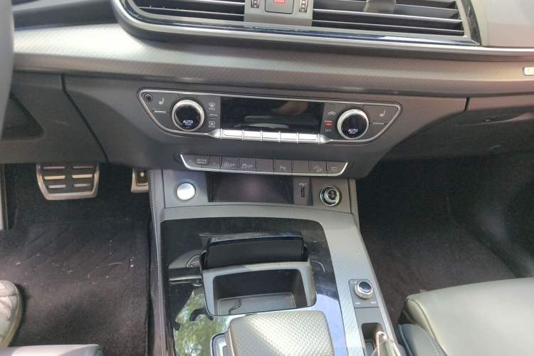 Used Audi Q5L 2025 40 TFSI Luxury Dynamic Edition Audio And AC Panel