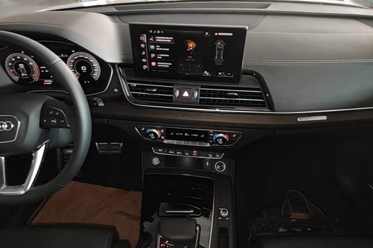Used Audi Q5L 2025 45 TFSI Prestige Dynamic Edition Audio And AC Panel