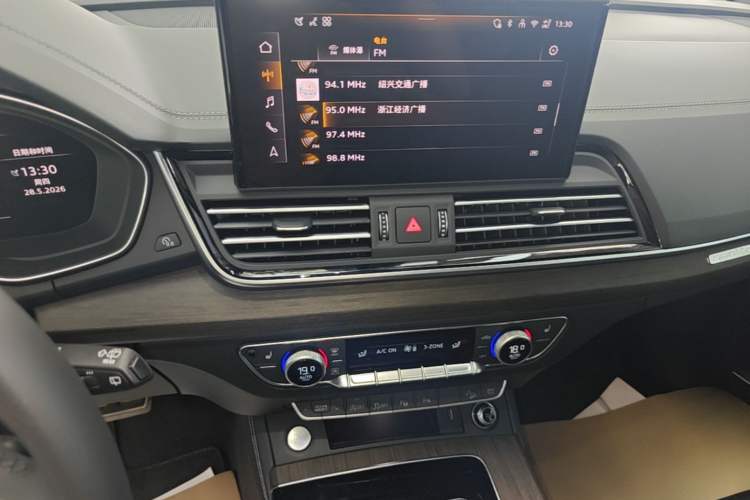 Used Audi Q5L 2025 45 TFSI Prestige Dynamic Edition Audio And AC Panel