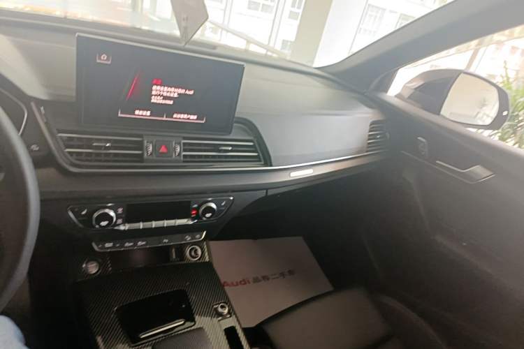 Used Audi Q5L 2025 40 TFSI Luxury Dynamic Edition Audio And AC Panel