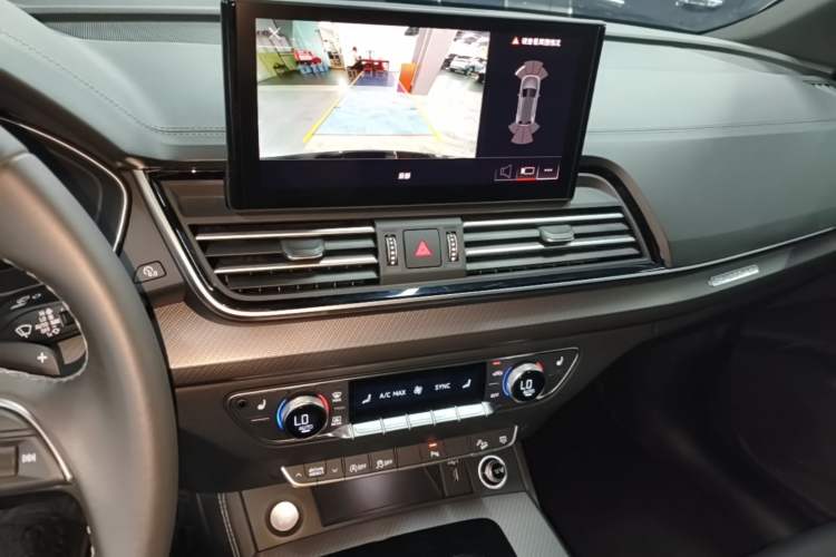 Used Audi Q5L 2025 40 TFSI Luxury Dynamic Edition Audio And AC Panel
