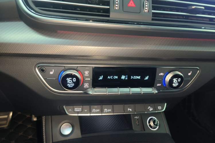 Used Audi Q5L 2025 40 TFSI Luxury Dynamic Edition Audio And AC Panel