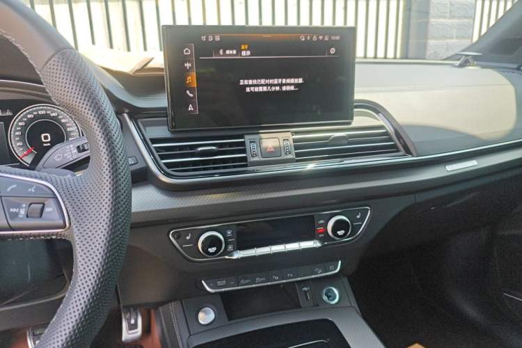 Used Audi Q5L 2025 45 TFSI Luxury Dynamic Edition Audio And AC Panel