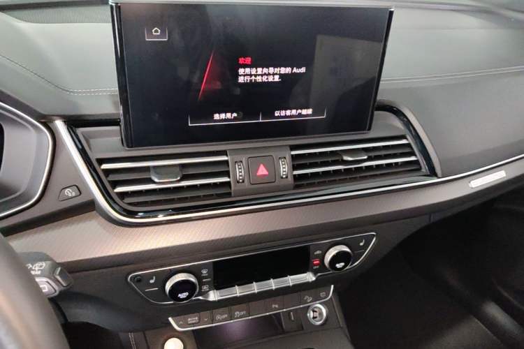 Used Audi Q5L 2025 40 TFSI Luxury Dynamic Edition Audio And AC Panel