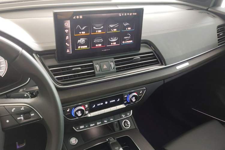 Used Audi Q5L 2025 quattro 45th Anniversary Edition 45 TFSI Prestige Dynamic Model Audio And AC Panel
