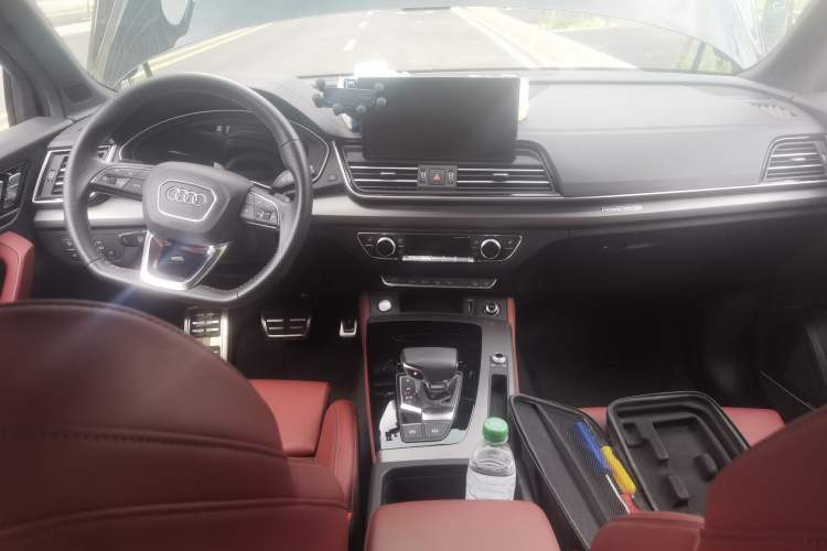 Used Audi Q5L 2025 quattro 45th Anniversary Edition 45 TFSI Luxury Dynamic Model Center Console