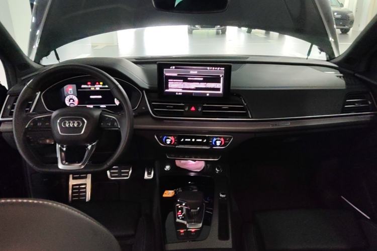 Used Audi Q5L 2025 quattro 45th Anniversary Edition 45 TFSI Luxury Dynamic Model Center Console