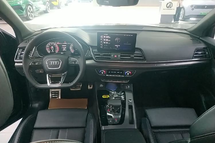 Used Audi Q5L 2025 quattro 45th Anniversary Edition 40 TFSI Luxury Dynamic Model Center Console