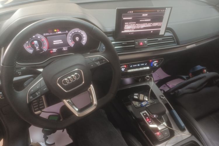 Used Audi Q5L 2025 quattro 45th Anniversary Edition 40 TFSI Luxury Dynamic Model Center Console