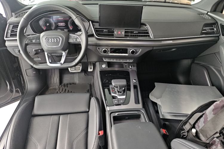 Used Audi Q5L 2025 quattro 45th Anniversary Edition 40 TFSI Luxury Dynamic Model Center Console
