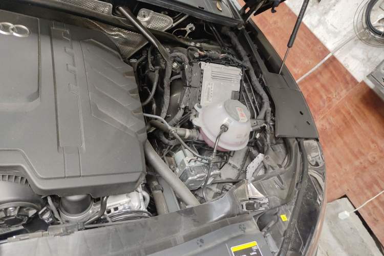 Used Audi Q5L 2025 40 TFSI Luxury Dynamic Edition Engine Bay Left