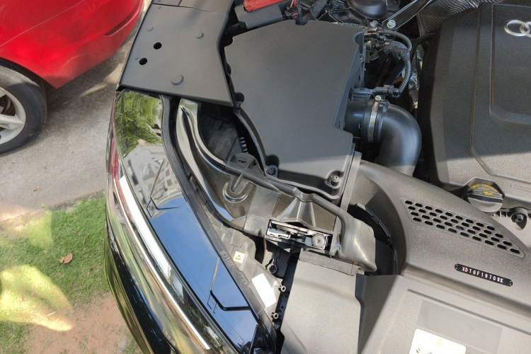 Used Audi Q5L 2025 40 TFSI Luxury Dynamic Edition Engine Bay Right