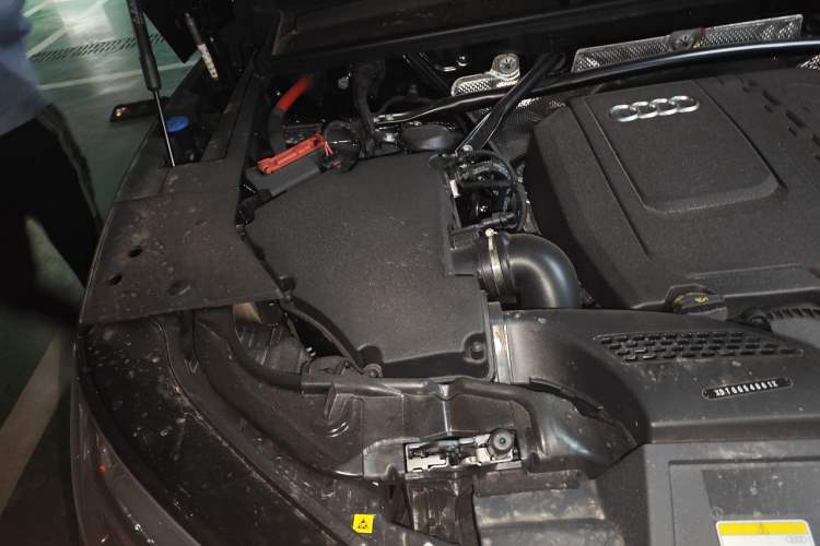 Used Audi Q5L 2025 quattro 45th Anniversary Edition 40 TFSI Sporty and Dynamic Model Engine Bay Right