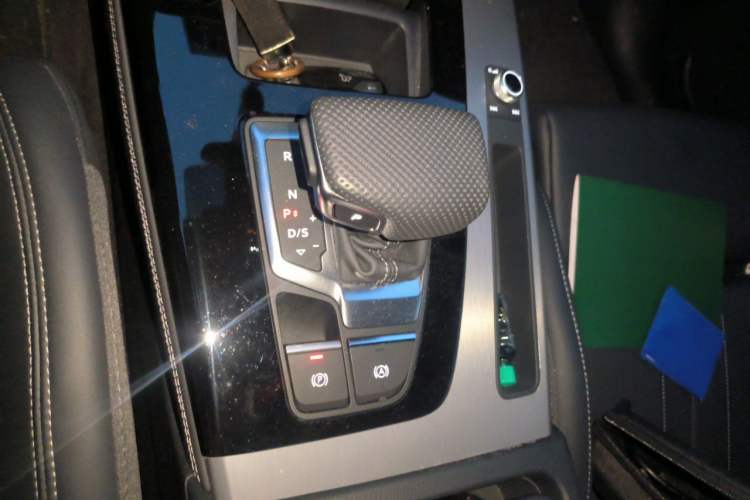 Used Audi Q5L 2025 40 TFSI Fashionable and Dynamic Edition Gear Lever