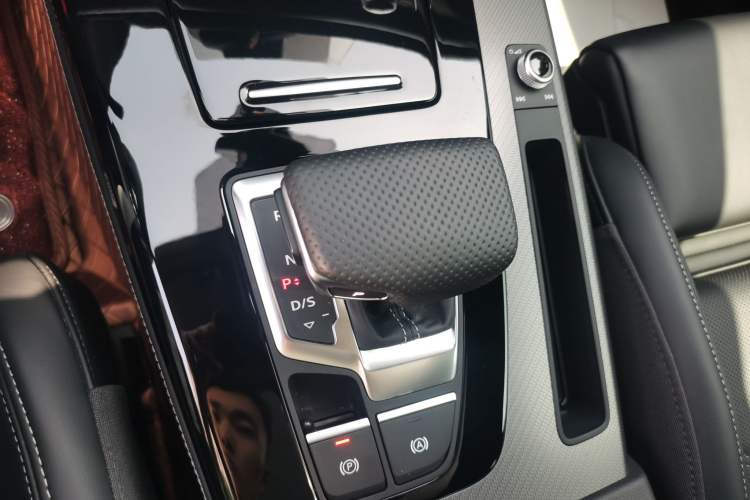 Used Audi Q5L 2025 quattro 45th Anniversary Edition 45 TFSI Luxury Dynamic Model Gear Lever