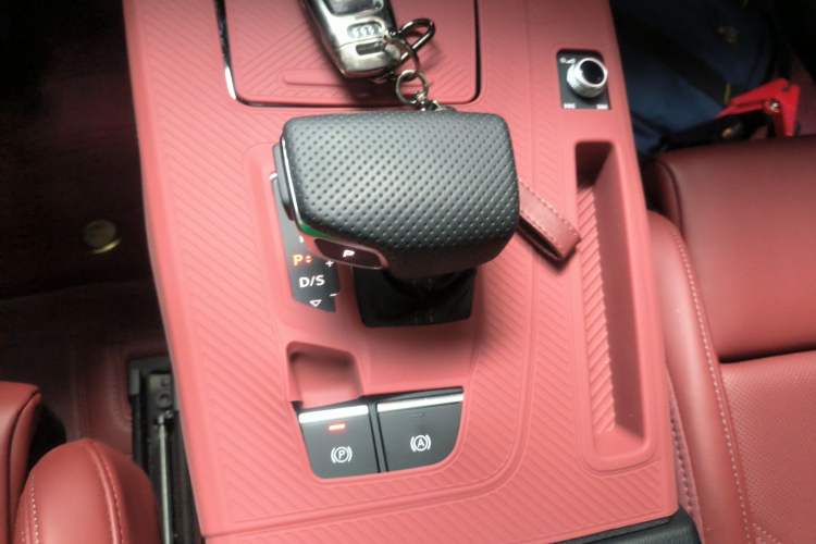 Used Audi Q5L 2025 quattro 45th Anniversary Edition 40 TFSI Luxury Dynamic Model Gear Lever