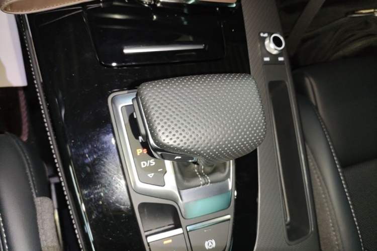 Used Audi Q5L 2025 quattro 45th Anniversary Edition 45 TFSI Luxury Dynamic Model Gear Lever