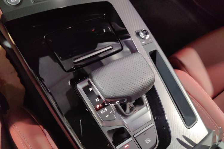 Used Audi Q5L 2025 quattro 45th Anniversary Edition 40 TFSI Luxury Dynamic Model Gear Lever