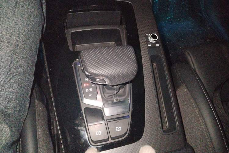 Used Audi Q5L 2025 quattro 45th Anniversary Edition 45 TFSI Luxury Dynamic Model Gear Lever