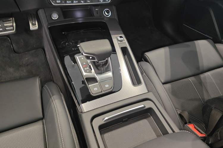 Used Audi Q5L 2025 quattro 45th Anniversary Edition 45 TFSI Luxury Dynamic Model Gear Lever