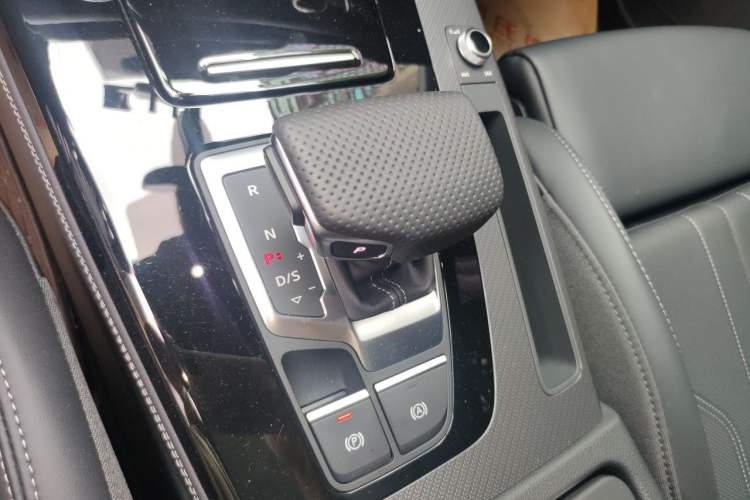 Used Audi Q5L 2025 quattro 45th Anniversary Edition 45 TFSI Luxury Dynamic Model Gear Lever