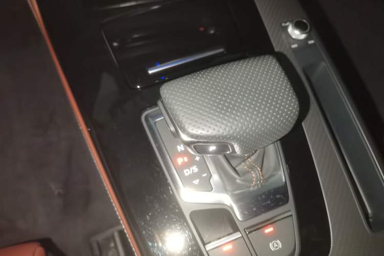 Used Audi Q5L 2025 quattro 45th Anniversary Edition 45 TFSI Luxury Dynamic Model Gear Lever