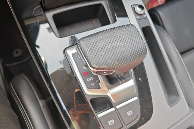Used Audi Q5L 2025 40 TFSI Fashionable and Dynamic Edition Gear Lever