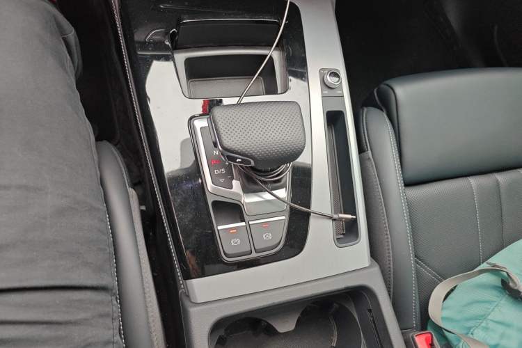 Used Audi Q5L 2025 quattro 45th Anniversary Edition 40 TFSI Sporty and Dynamic Model Gear Lever
